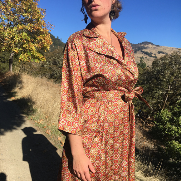 Vintage tag  reads "Lyn Delle" Dresses & Skirts - Vintage 50's sleeved hostess dress